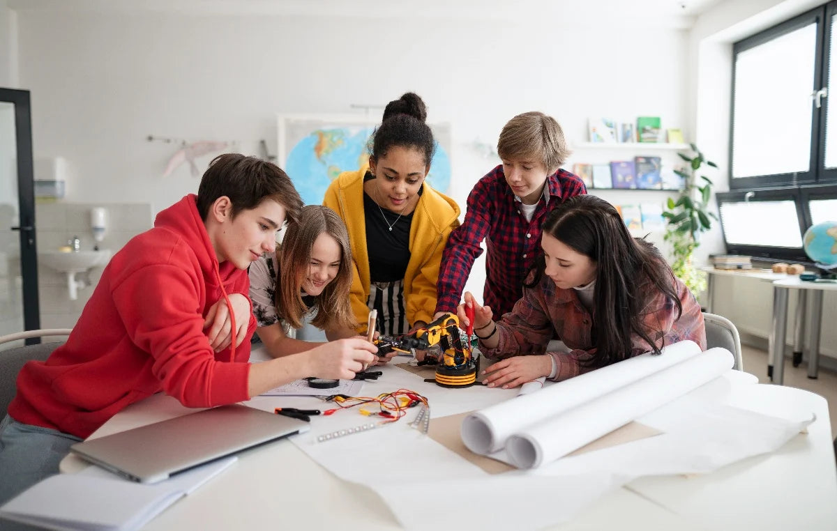 Which general activities should high school students include on their resume to help them get into college? Essential extracurriculars for college applications