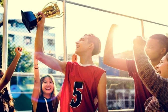 Which activities should high school students include on their resume to help them get into college? Top extracurriculars for college admissions success